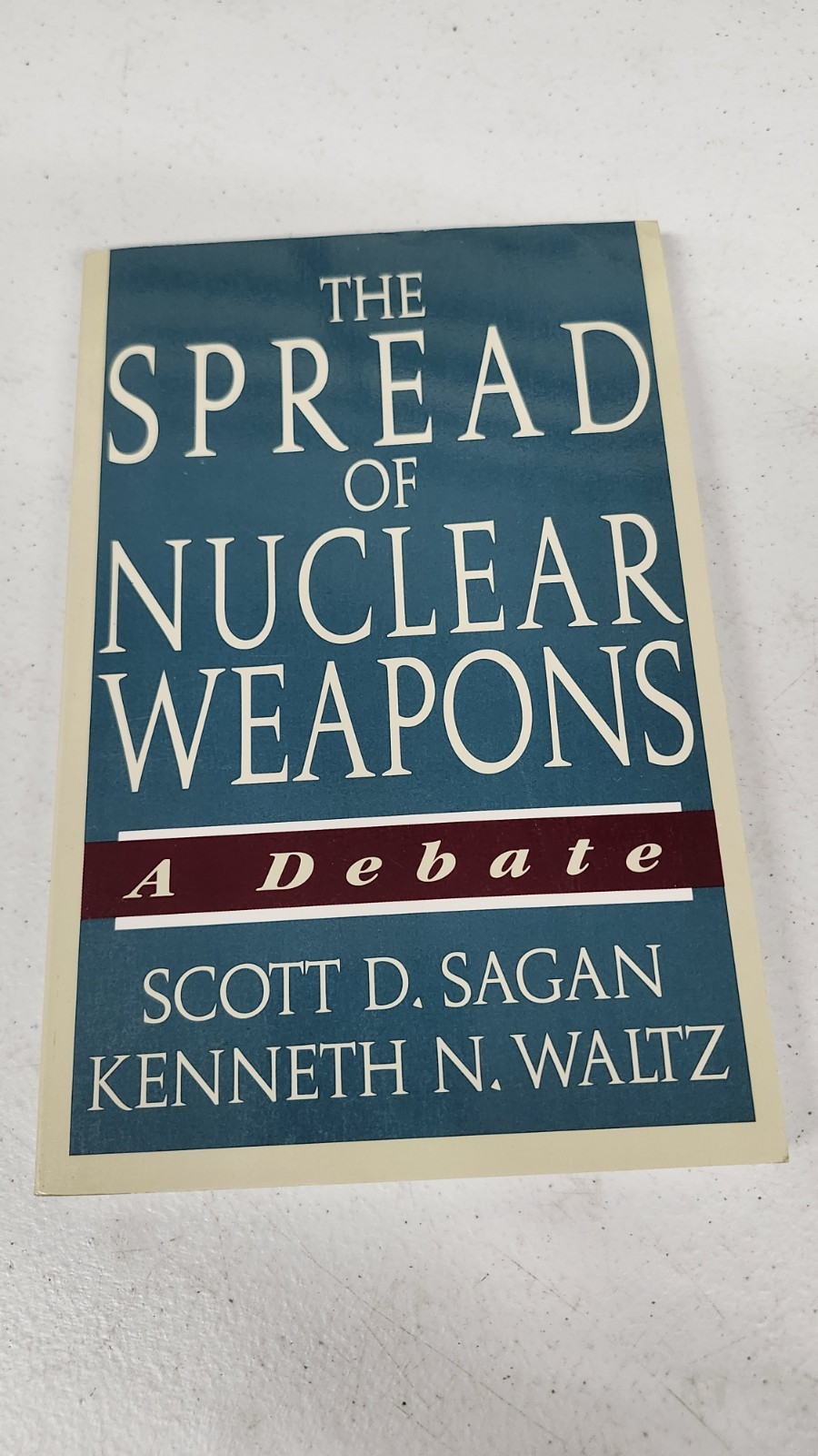 The Spread of Nuclear Weapons : A Debate Kenneth N., Sagan, Scott