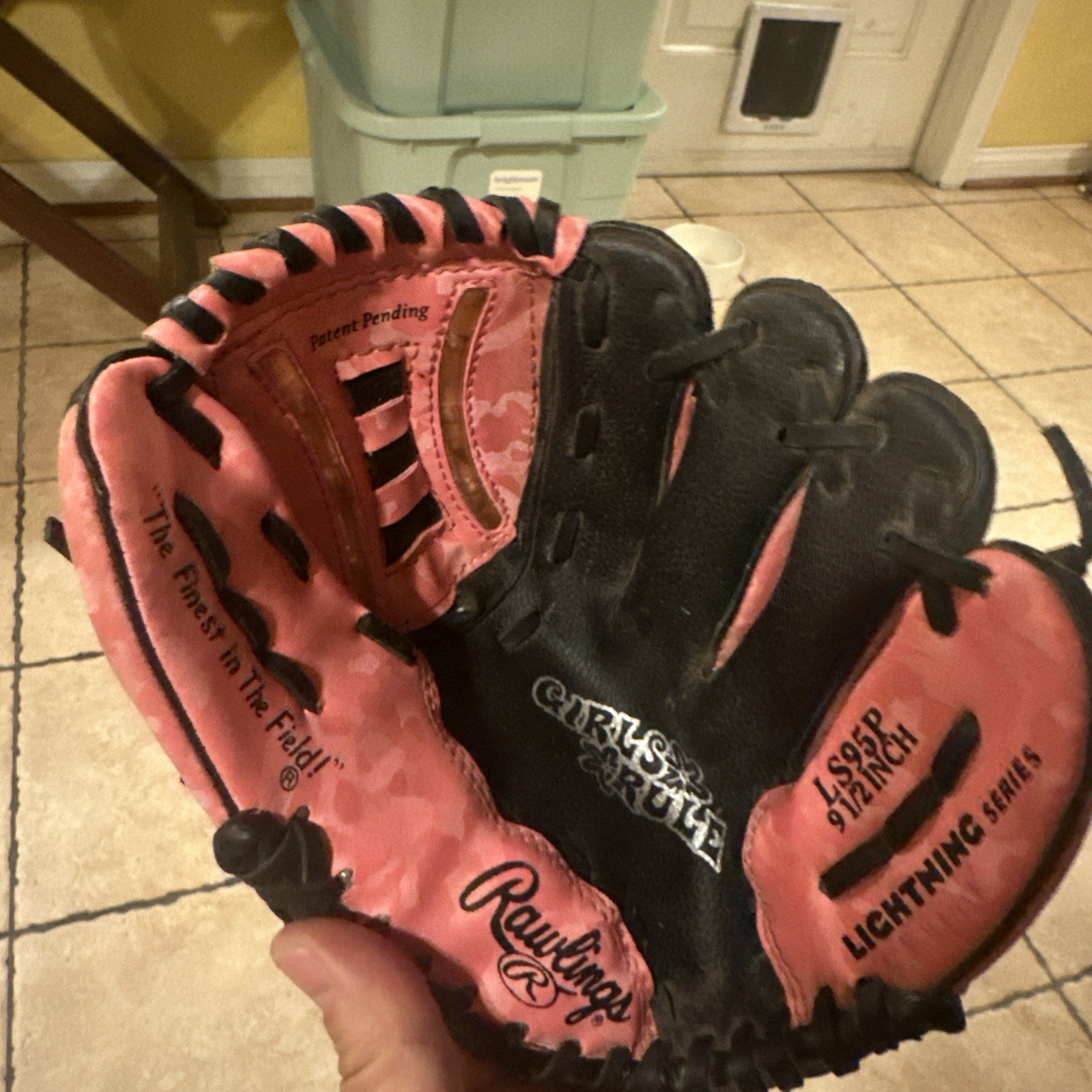 Rawlings Girls Rule Lightning Series LS95P 9.5″ Baseball Glove – Pink As Is